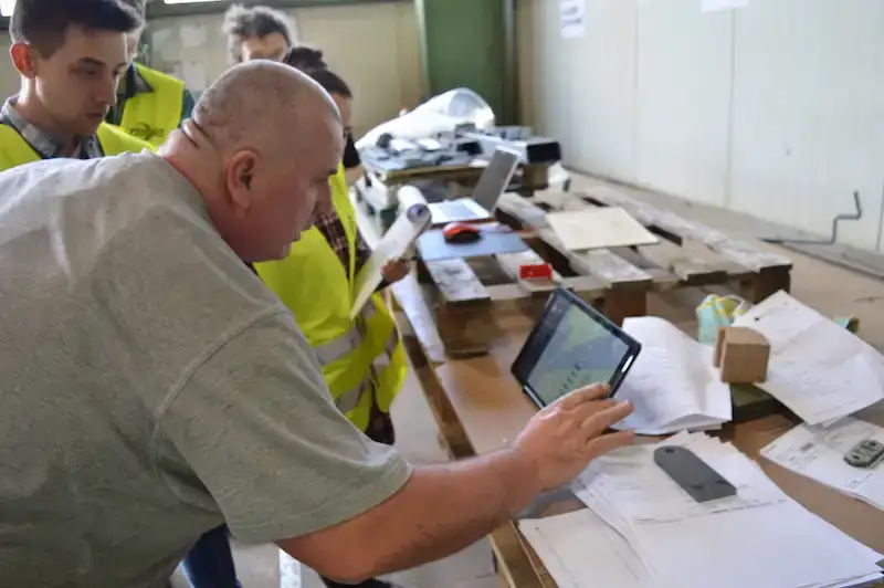 Mensch tippt etwas in Tablet