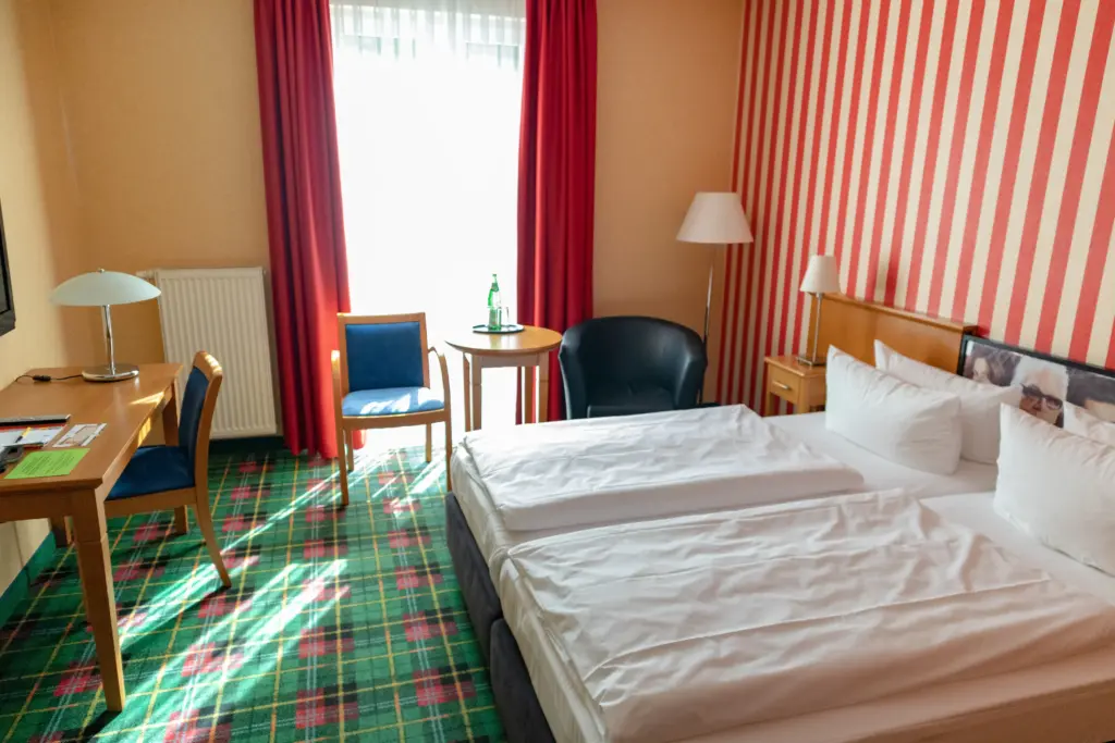 Hotelzimmer mit Schreibtisch und Betten