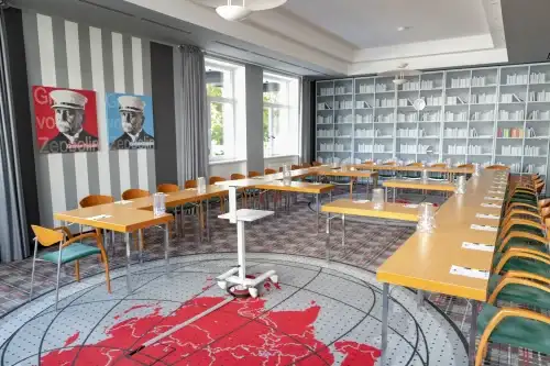 Tagungsraum mit Stühlen in einem Hotel in Berlin