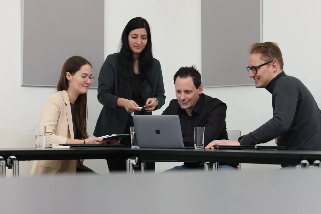 Auf dem Bild zu sehen sind das Projektteam mit dem Geschäftsführer von OSSENO