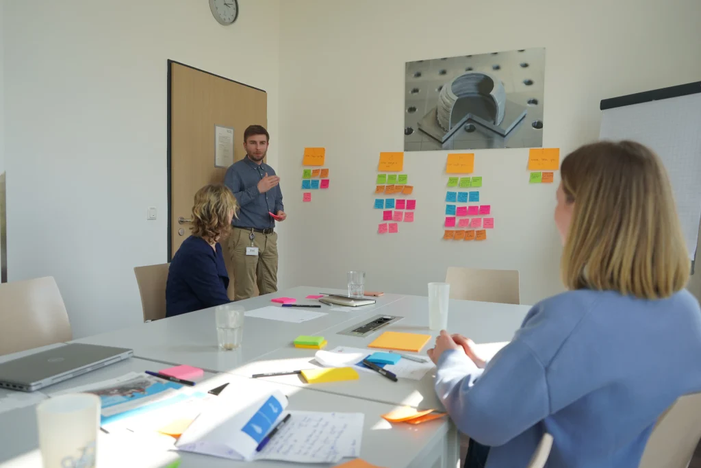 Drei Personen befinden sich in einem Workshop
