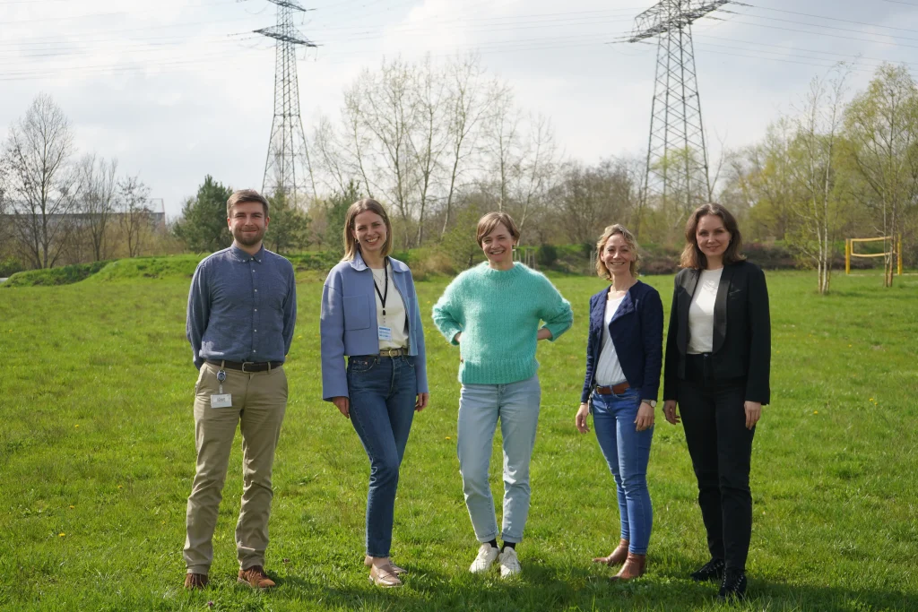 Fünf Personen stehen für ein Foto zusammen. Zu sehen ist das Projektteam und Mitarbeitende des Unternehmens