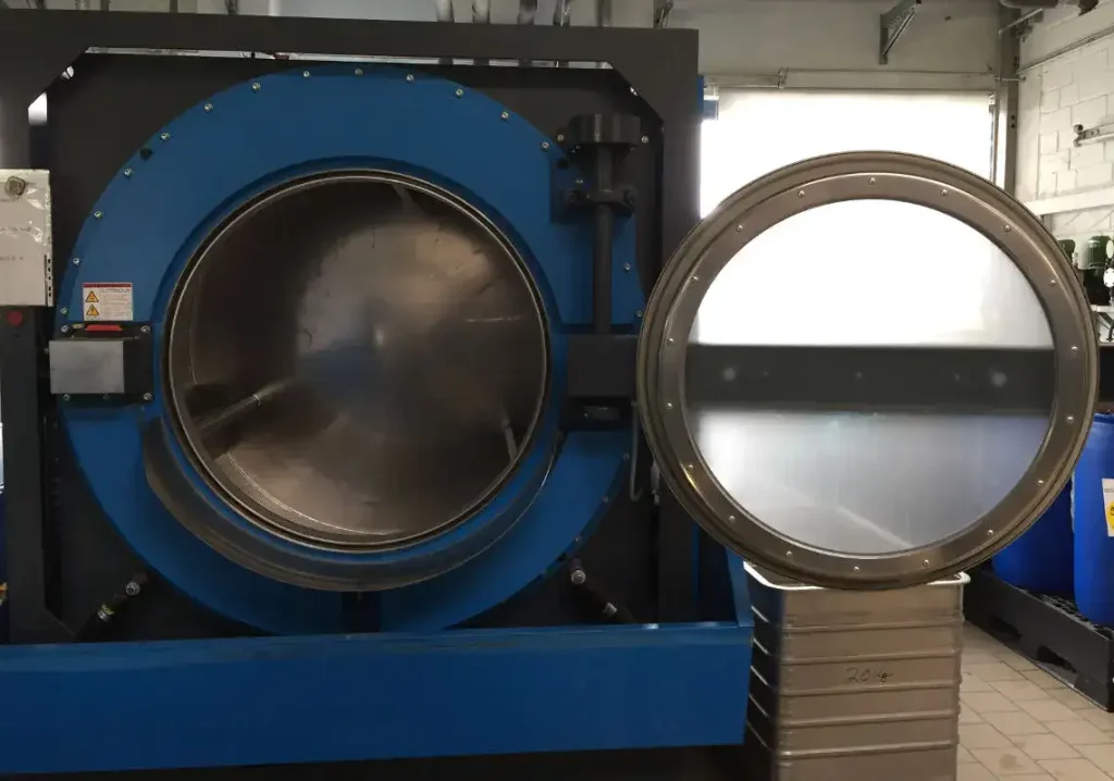 geöffnete Industrie-Waschmaschiene