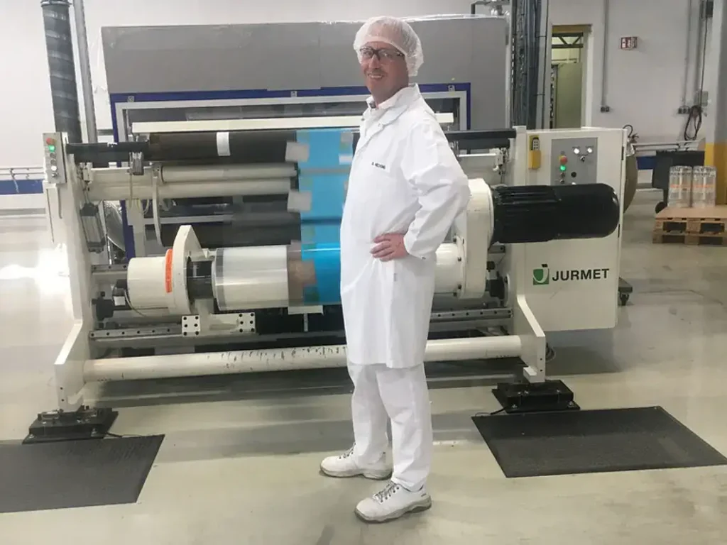 Geschäftsleiter vor einer Maschine für Verpackungen