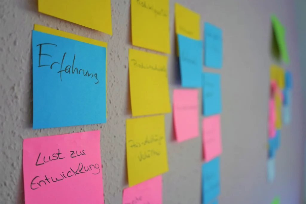 Klebezettel mit Ideen aus dem Workshop
