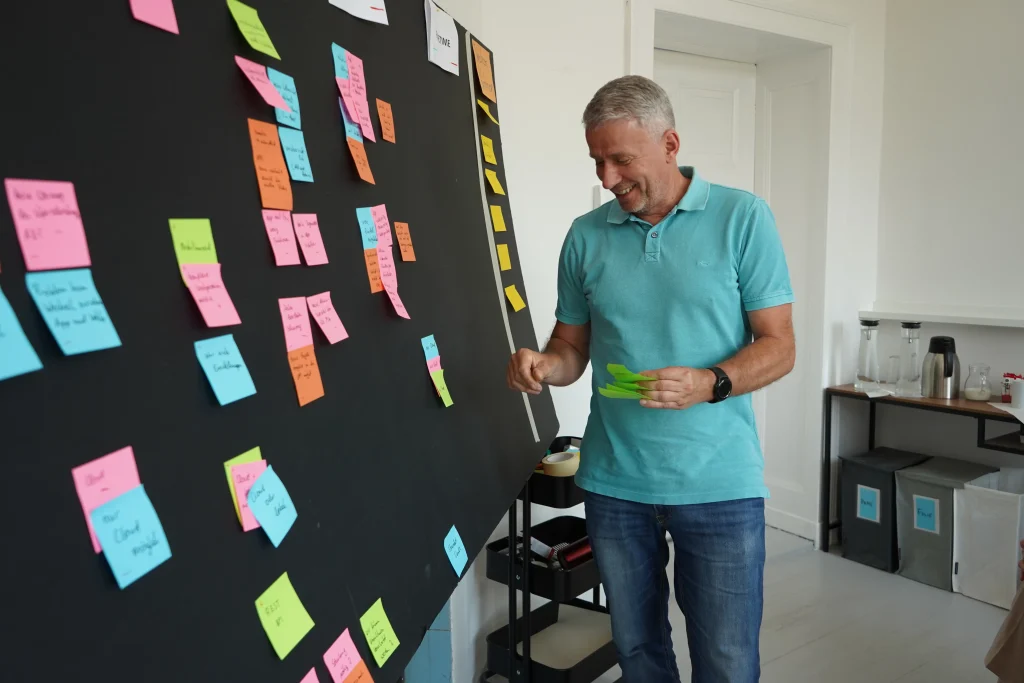 Eine Person aus dem Unternehmen im Workshop