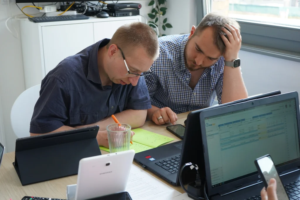 Zwei Personen testen Lösungen zur digitalen Zeiterfassung