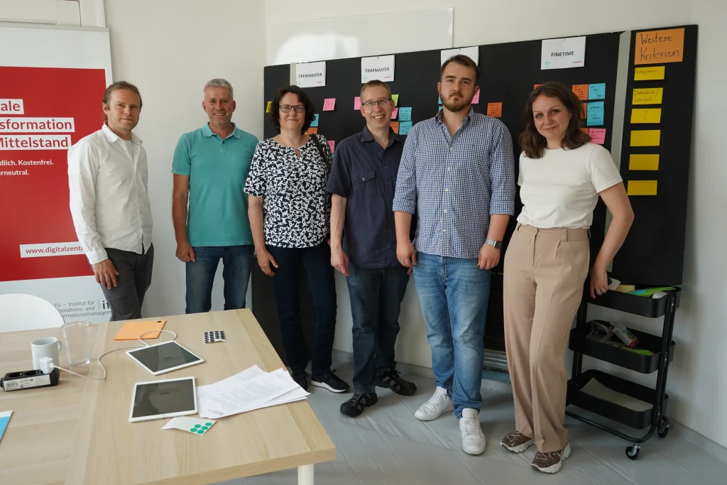 Sechs Personen die am Projekt teilgenommen haben stehen nebeneinander
