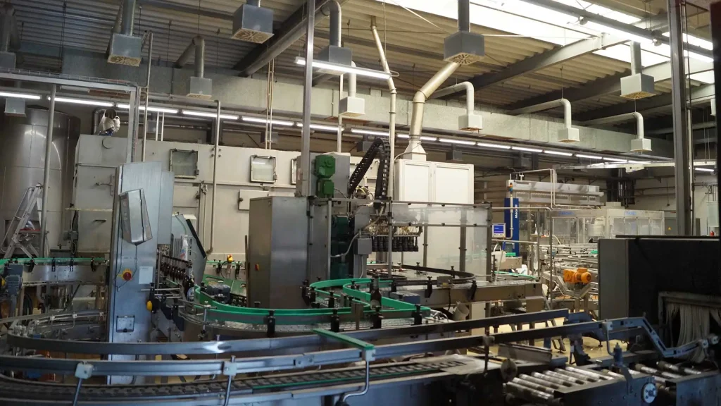 Auf dem Bild ist die Produktionsstrecke der Brauerei Reichenbrand zu sehen.