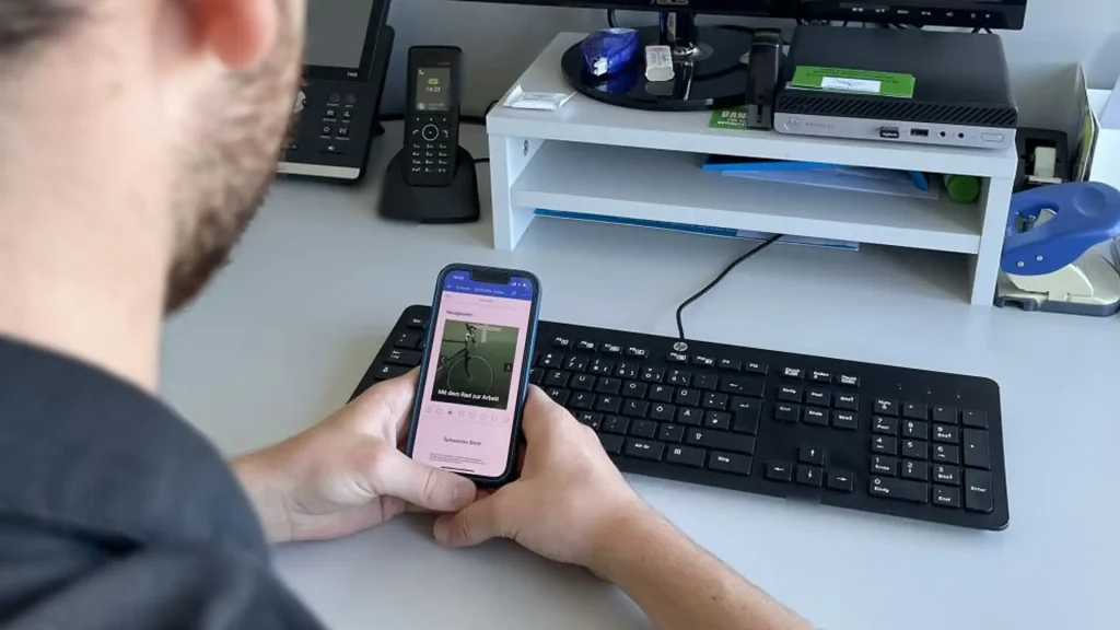 Person nutzt Mitarbeiter-App auf einem Handy