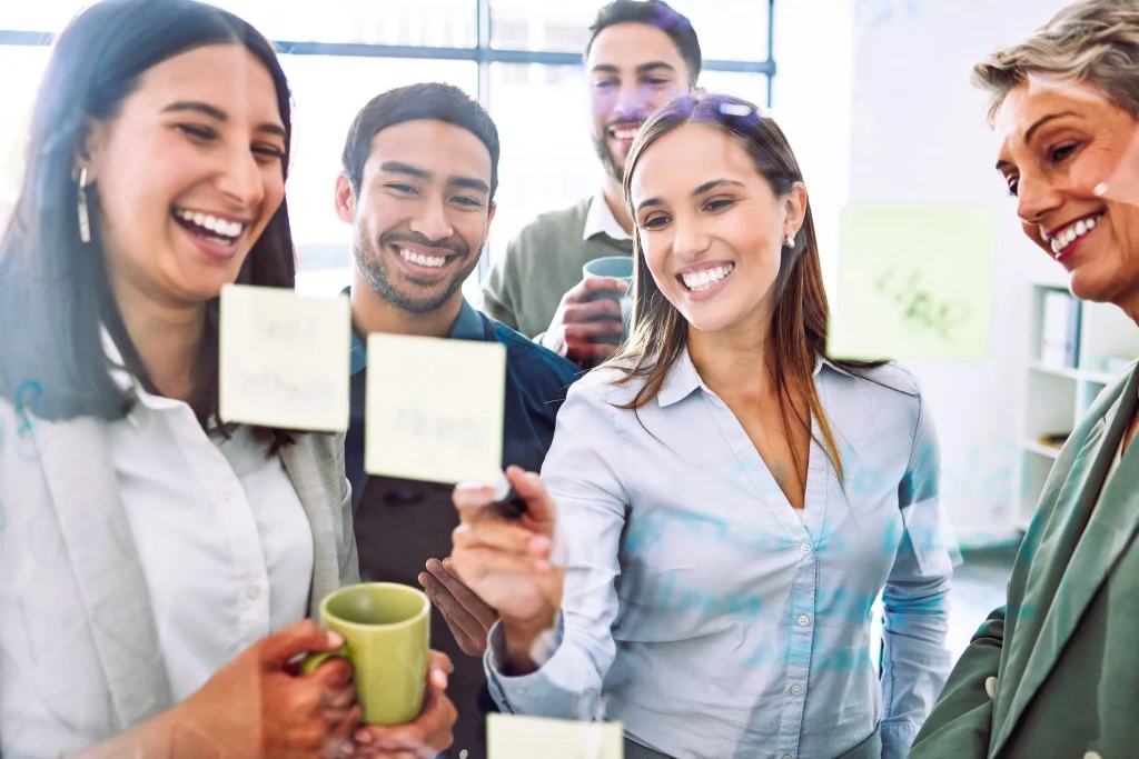 Foto eines Teams von Geschäftsleuten beim gemeinsamen Brainstorming