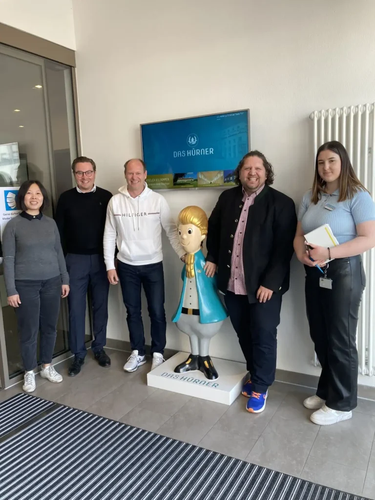 Das Projektteam im Hoteleingang (v. l.): Shuang Lu und Klaus Fink vom Fraunhofer IGCV, Rüdiger Busch von ANsWERK, Jens Blank und Maria Arsentjew vom Hotel DAS HÜRNER
