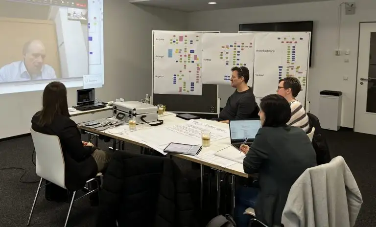 Zu sehen sind die Mitglieder des Projektes bei einem Meeting.