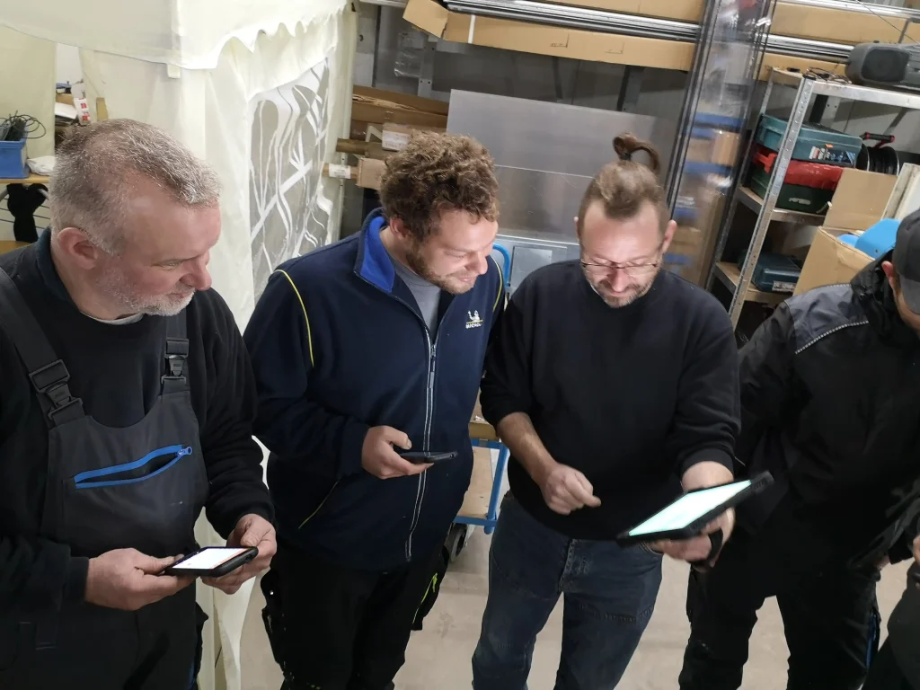 Team der Firma Hirtz beim Testen der neuen Geräte
