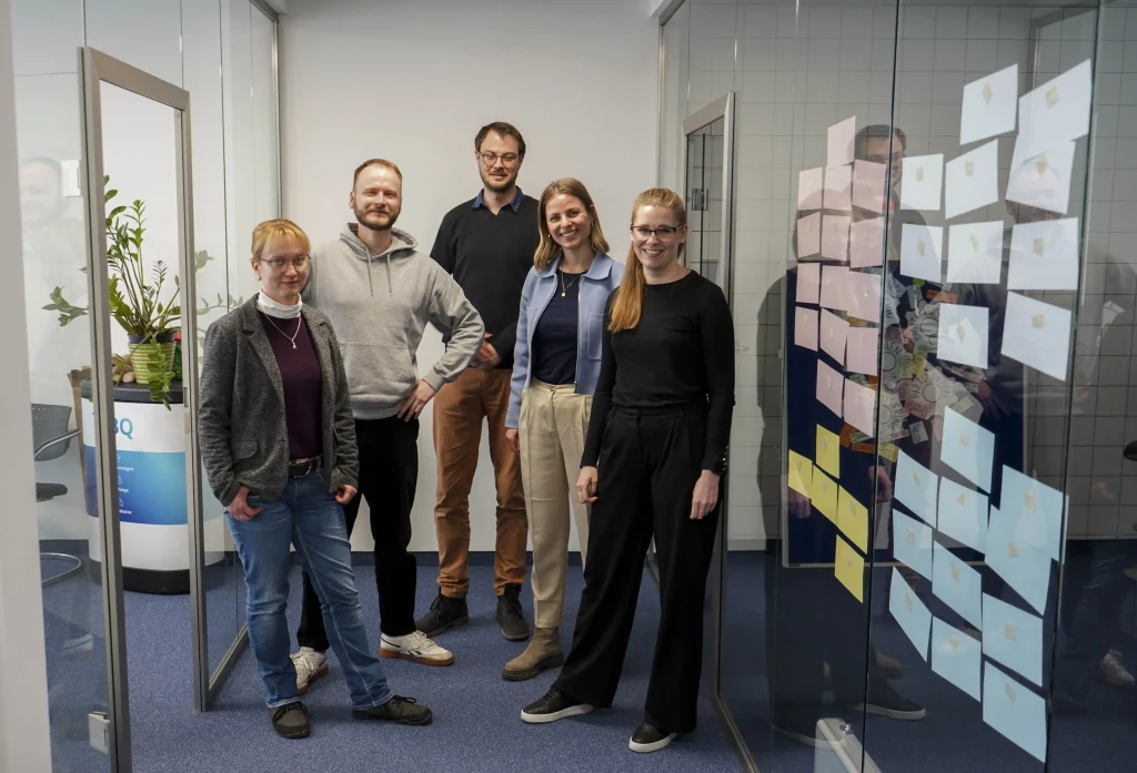interne und externe Projektumsetzer im Gruppenfoto nach dem gemeinsamen Workshop