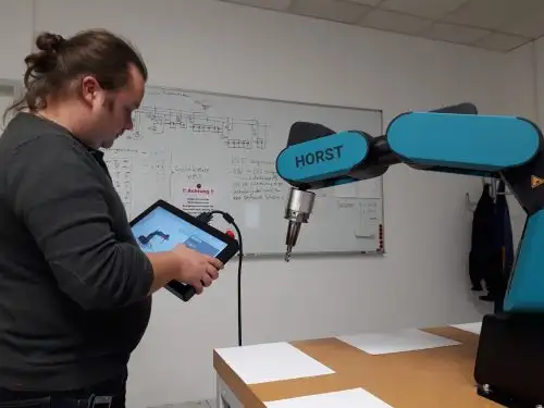 Mann mit Roboter