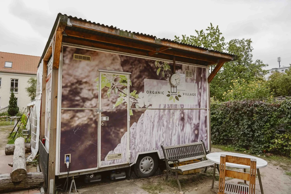 Wagen im Garten des Unternehmens