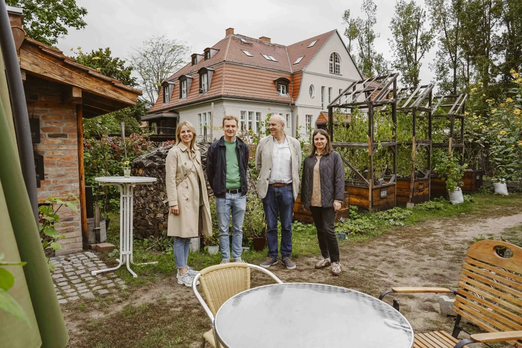 Vier Personen aus dem Projektteam und Unternehmen stehen gemeinsam zum Gruppenfoto