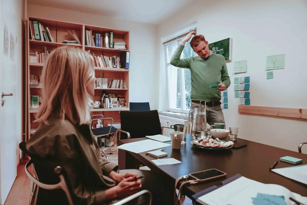 Zwei Personen in einem Workshop
