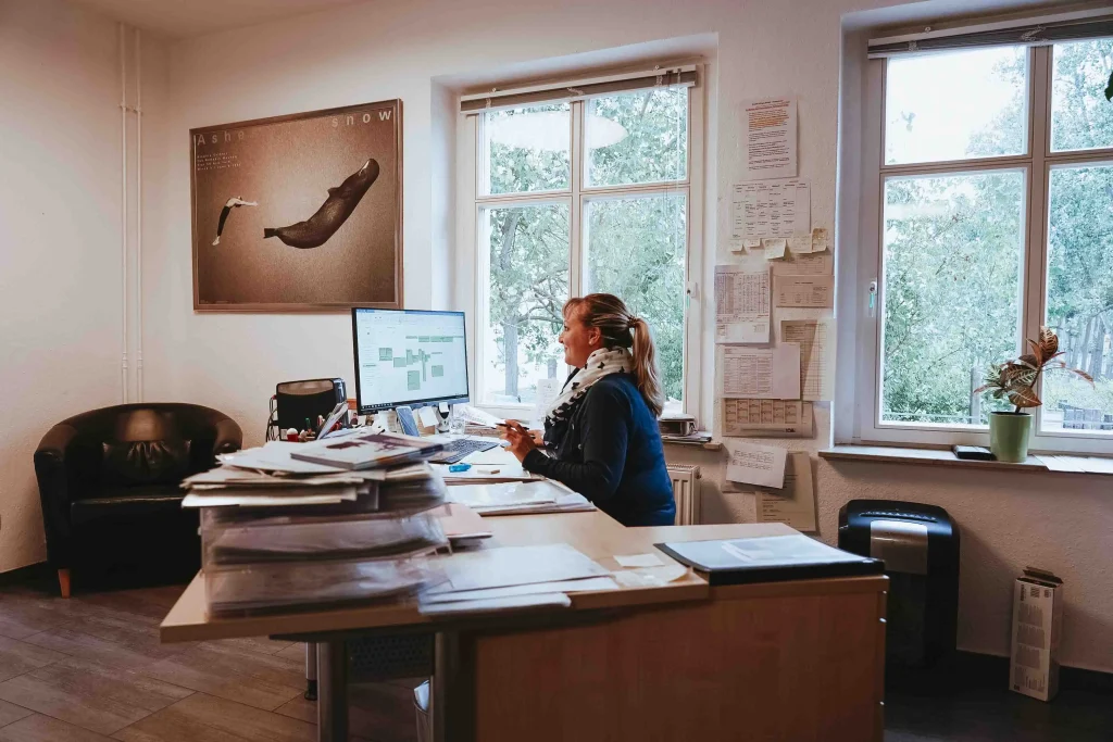 Eine Bürokraft sitzt an ihrem Arbeitsplatz