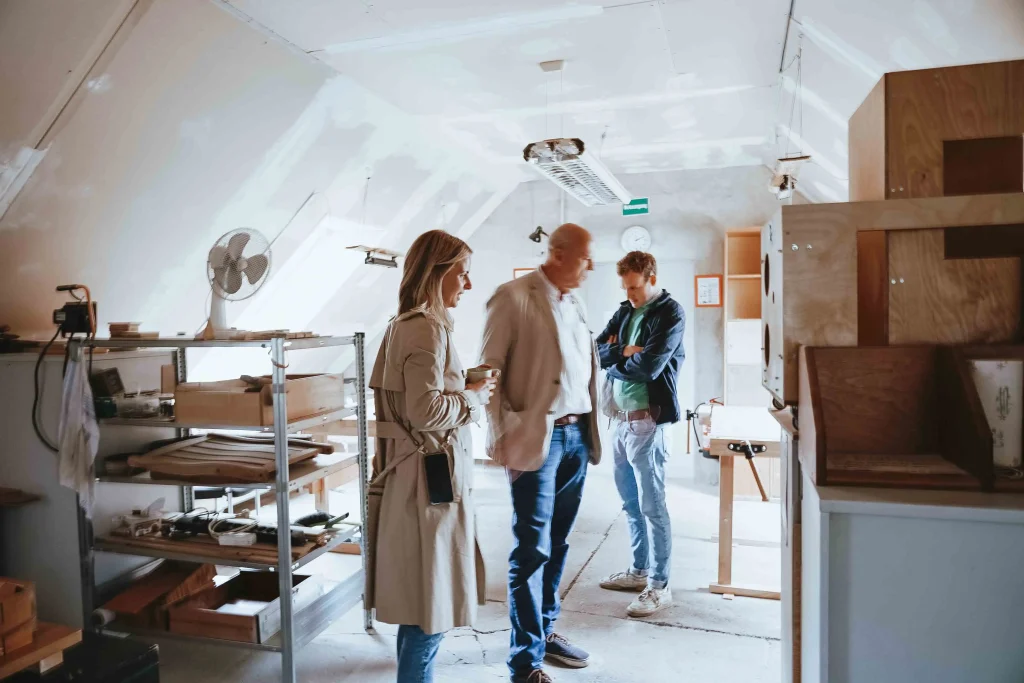 Drei Personen in einer Arbeitswerkstatt