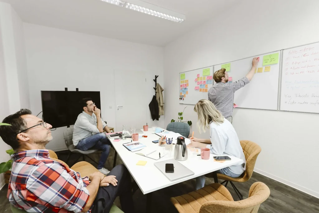 Personen sitzen in einem Workshop