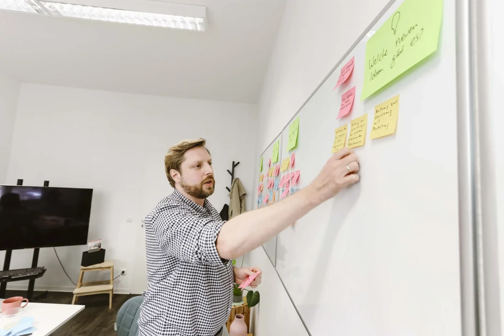 Person steht an einem Whiteboard