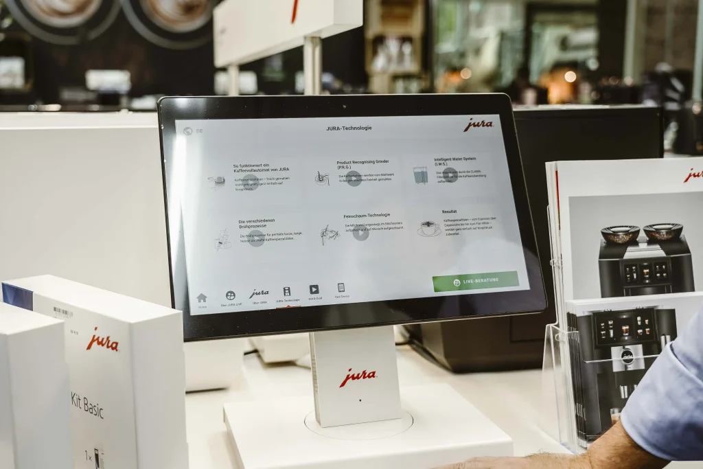 Ein Touchscreen in der Kaffeeabteilung für Kundeninformationen