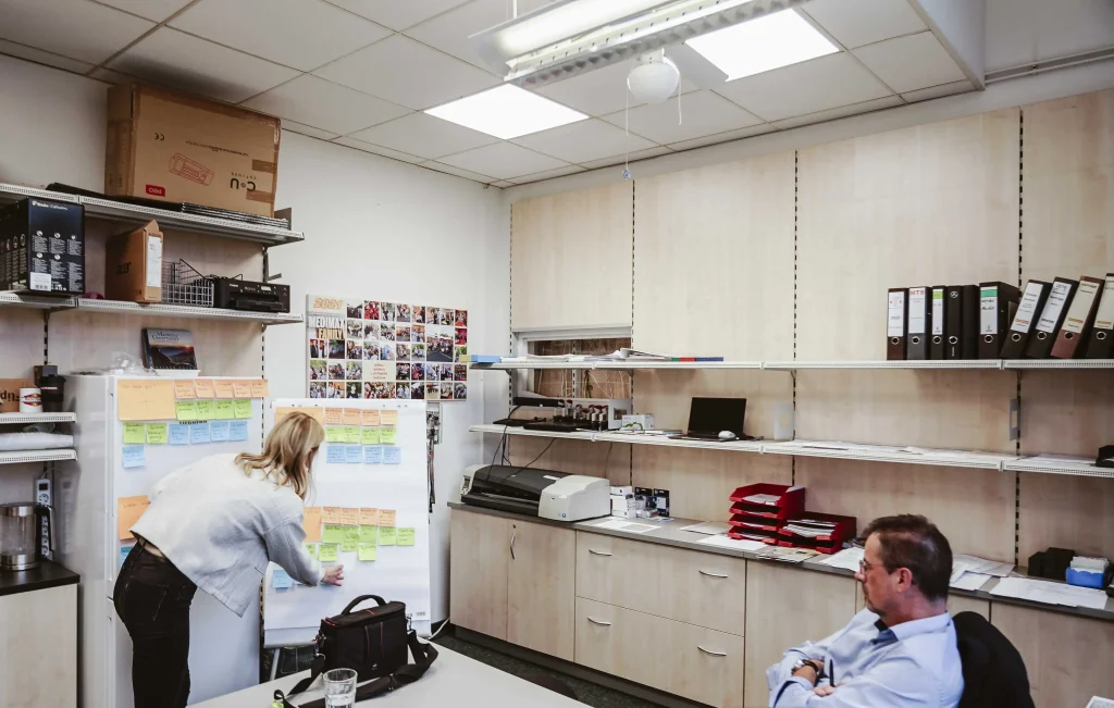 Zwei Personen in einem Büro sammeln gemeinsam Ideen
