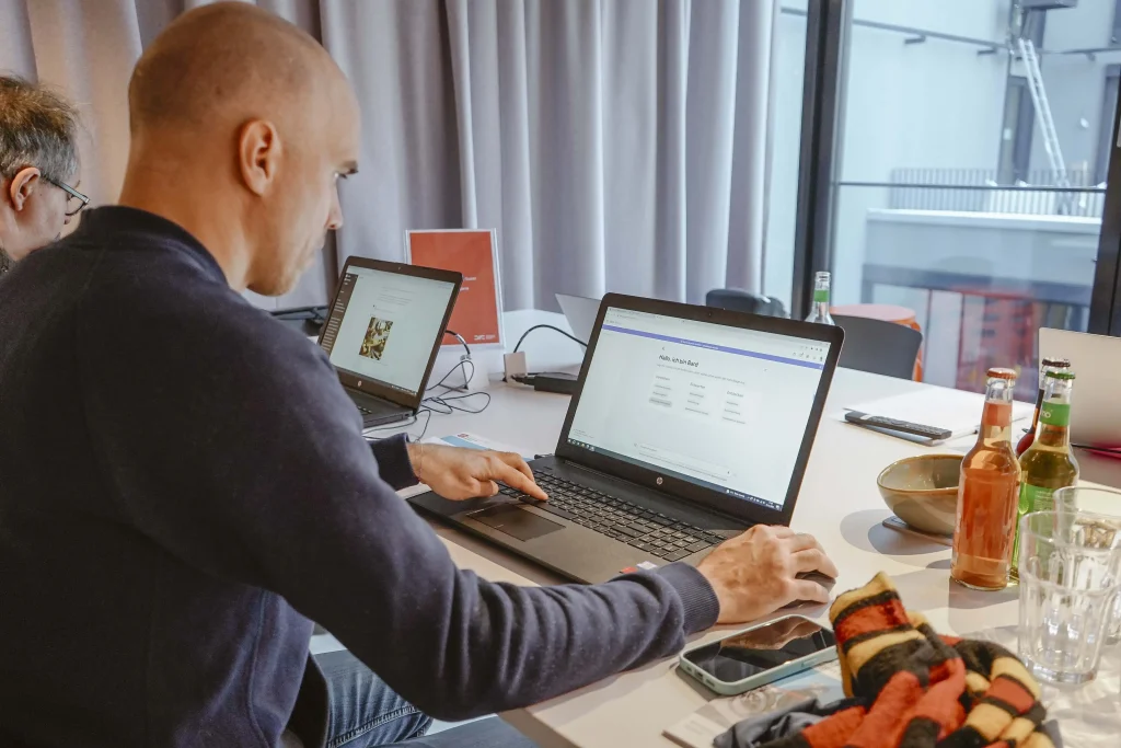 Ein Mann am Laptop testet eine digitale Lösung