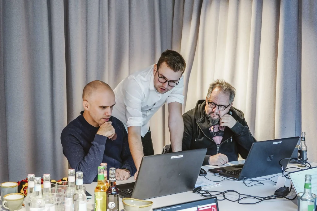 Drei Personen testen an Laptops Lösungen