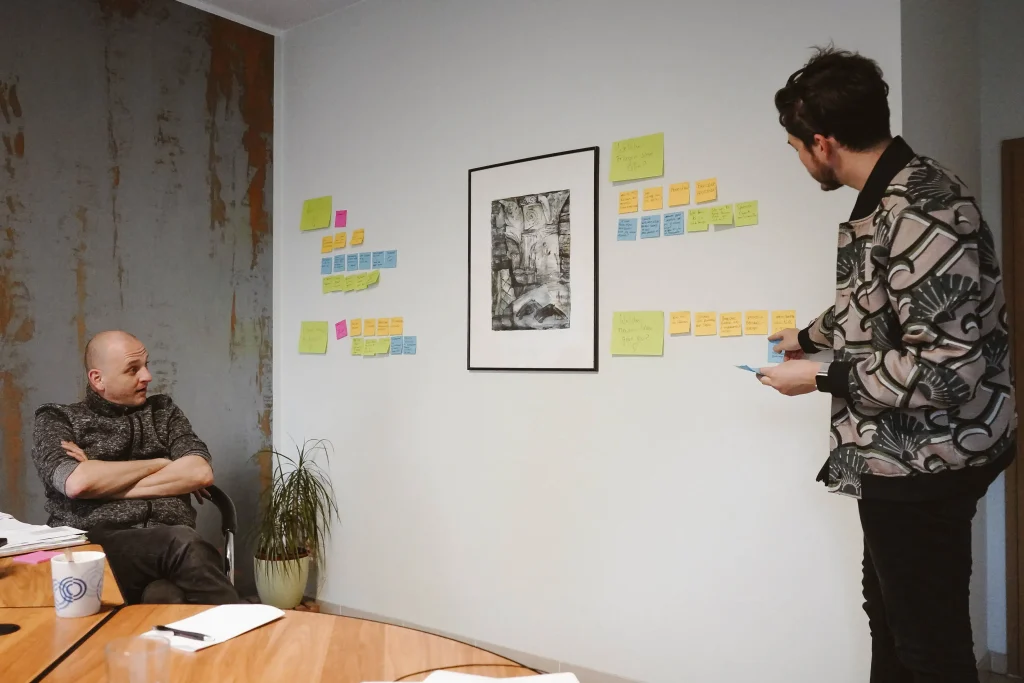 Zwei Personen in einem Workshop