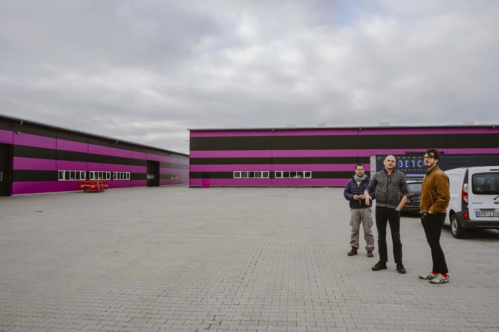 Drei Personen im Außenbereich des Unternehmens