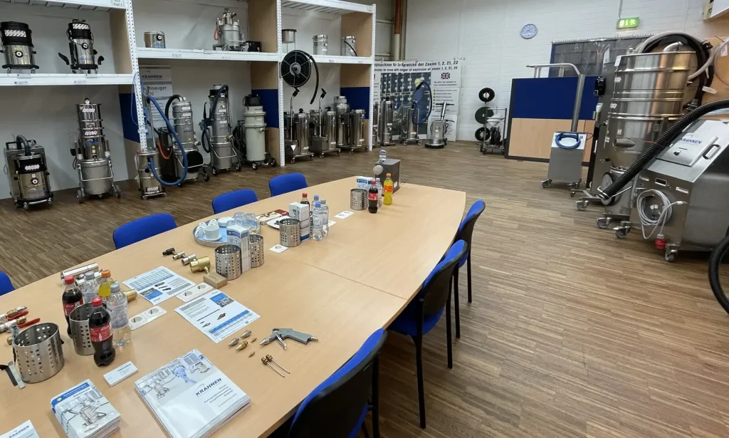 Das Produktportfolio der Krahnen GmbH ist in einem Showroom zu sehen.