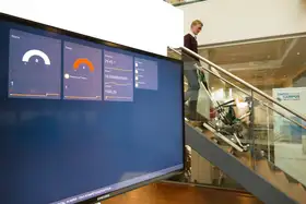 Ein Dashboard visualisiert die Nutzung des Stuhles – hier auf einer Treppe in Aktion