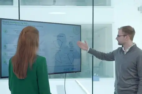 Zwei Personen vor einem Display