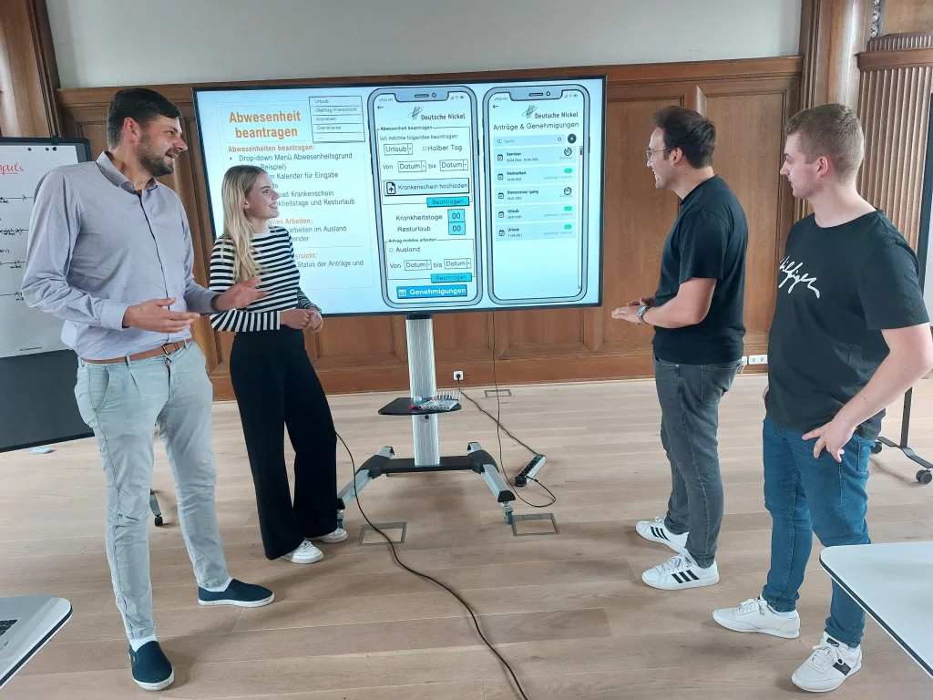 Unternehmensvertreter diskutieren über einen Wireframe Entwurf