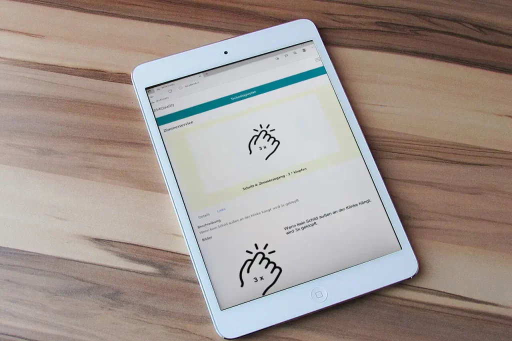 Mitarbeiter-Assistenzsystem für das Gastgewerbe auf einem Tablet dargestellt.