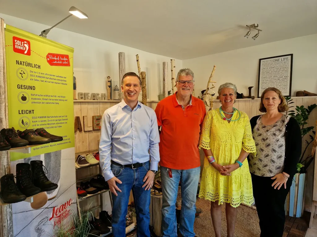 Das Projektteam vor Ort im Ladengeschäft in Dießen am Ammersee. Außen: die Mittelstand-Digital Expert:innen Dr. Stephan Weber und Simone Sauerwein von ibi research. Mitte: Thorsten Ludwig und Corinna Ruggera von Sole Runner.