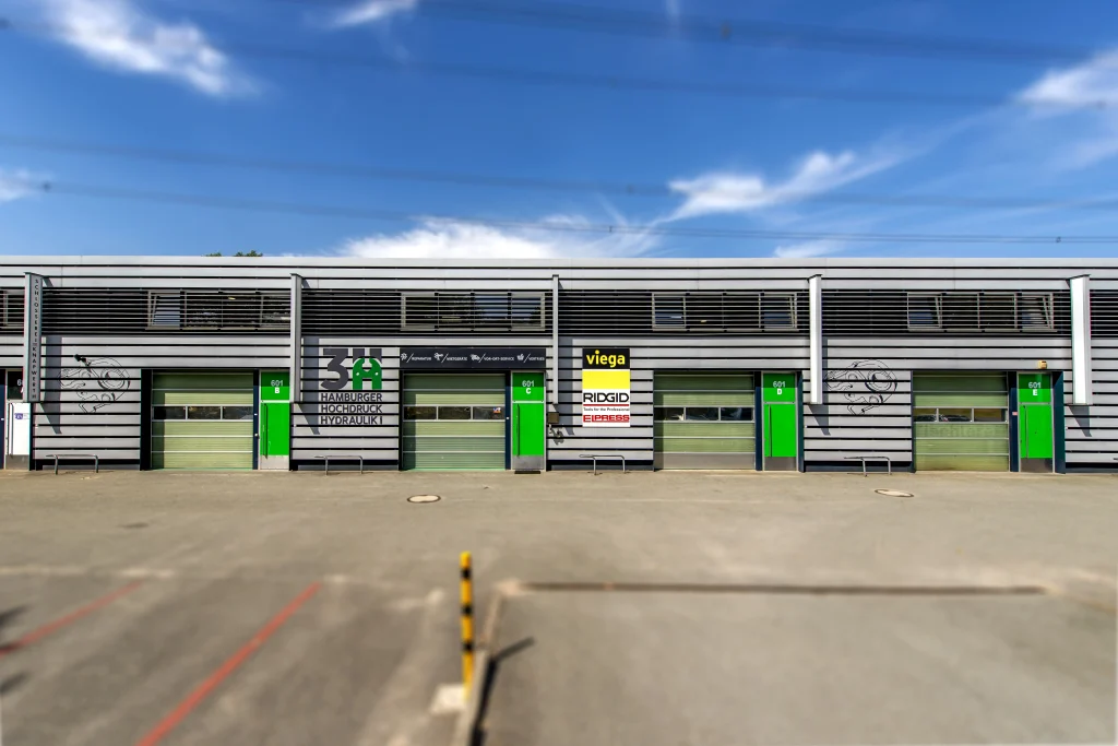 Mehrere Tore der Produktionshalle von Hamburger-Hochdruck-Hydraulik GmbH (3H)