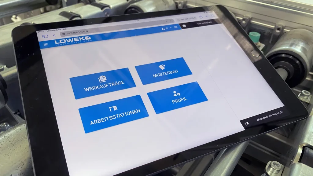 Es ist ein Tablet zu sehen, mit dem QR-Codes eingelesen werden könnne.