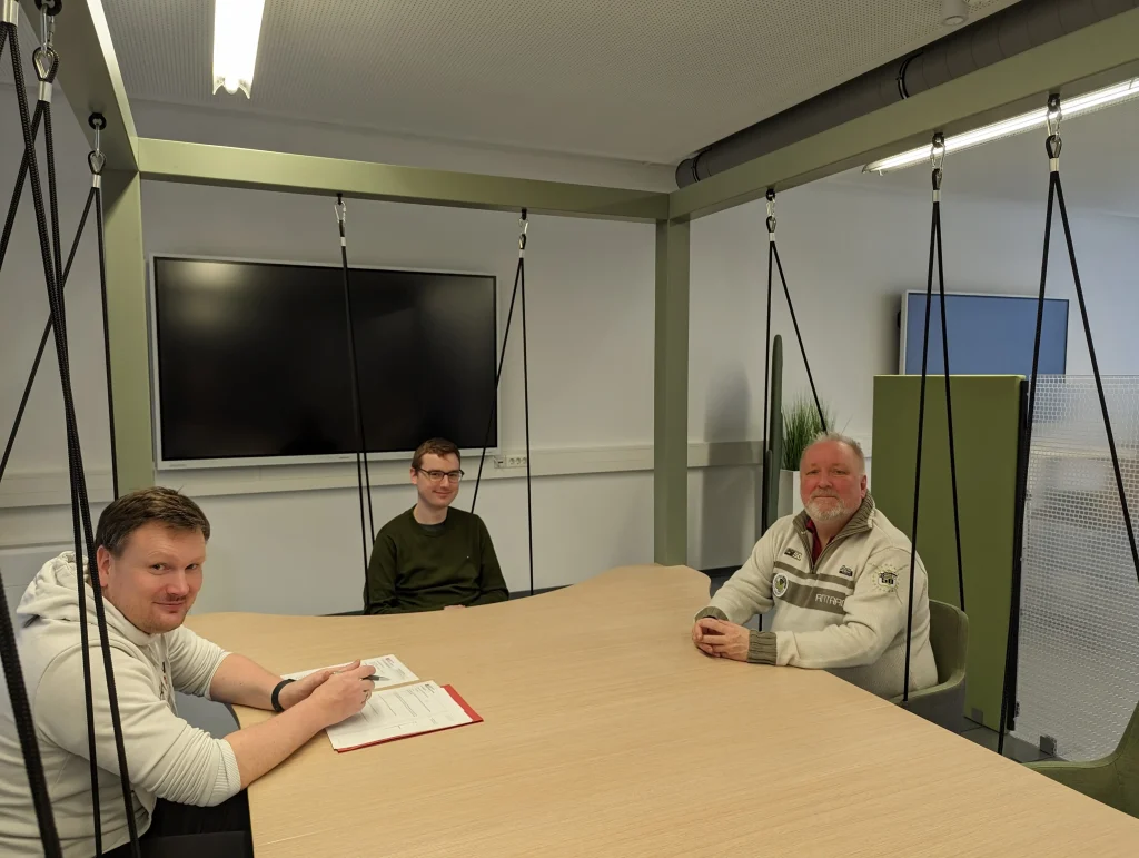 Projektmitarbeiter des Zentrums und des Unternehmens an einem Tisch.