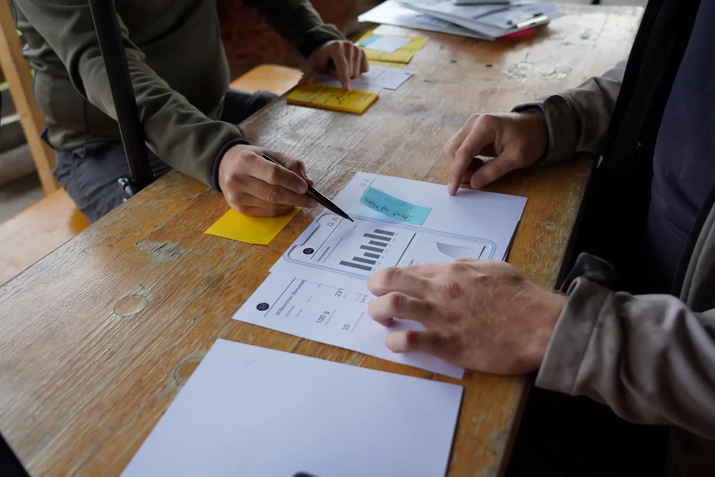 Der Bauer testet die Weboberfläche anhand eines papierbasierten Prototypen