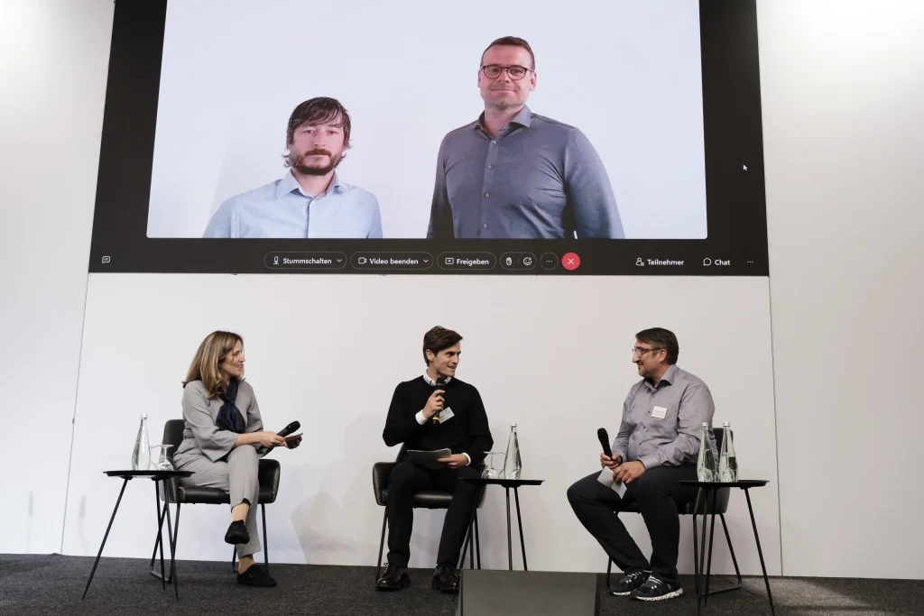Zu sehen sind Beteiligte von wenglor sensoric und Mittelstand-Digital bei der Präsentation der Potenzialanalyse auf der Bühne des Mittelstand-Digital Kongress in Berlin