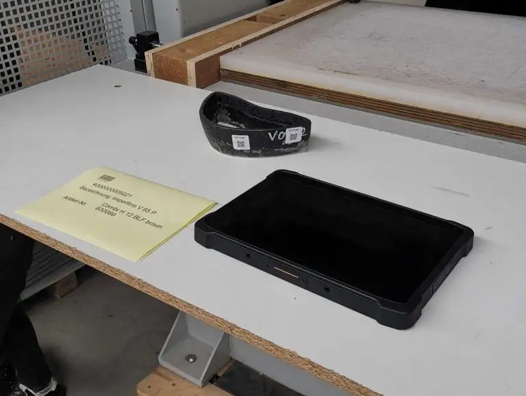 Zu sehen sind die Handscanner und zugehörigen Tablets