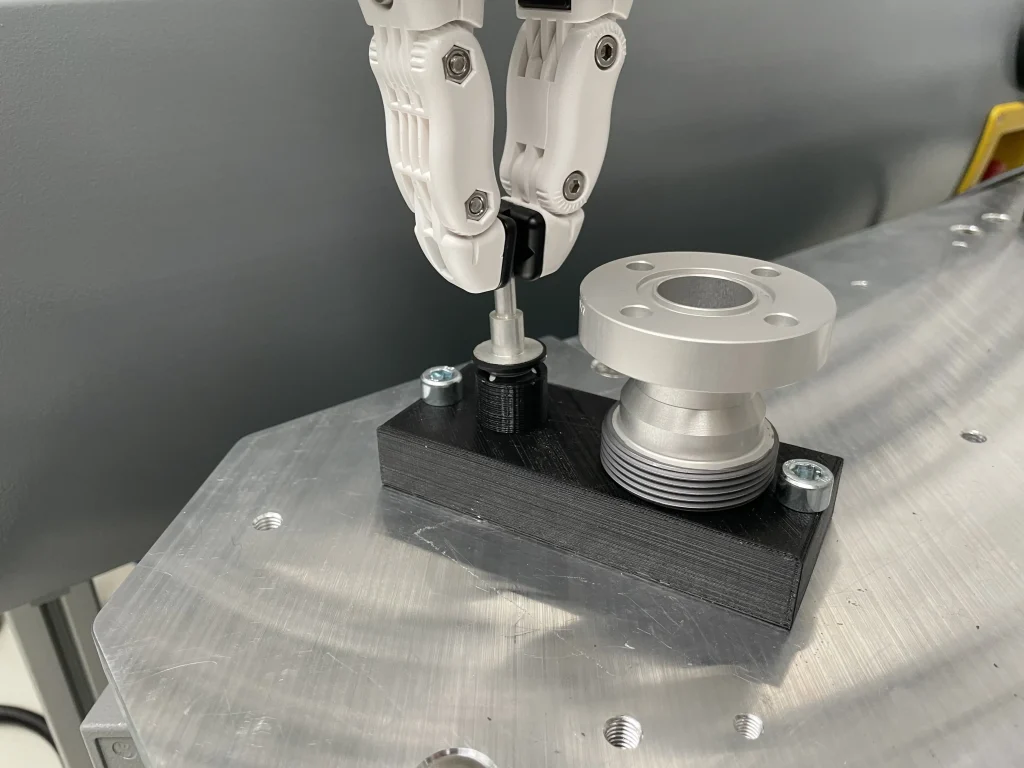 Automatisierte Ventilkupplungsmontage durch Roboter mit Greiffunktion