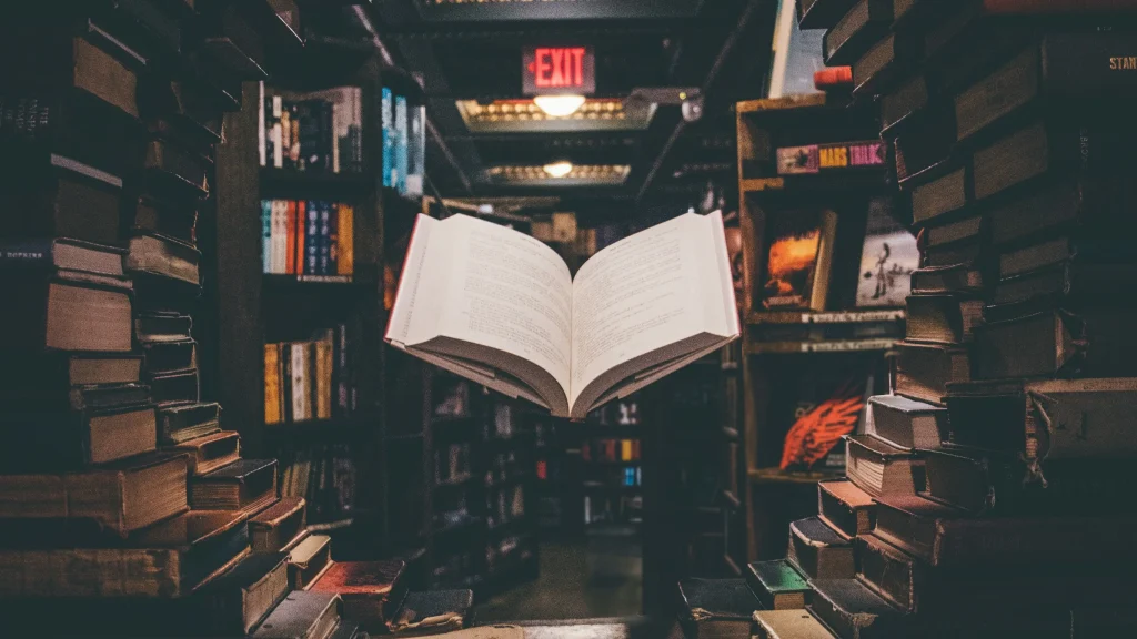 Das Bild zeigt ein Buch in einer Bücherei
