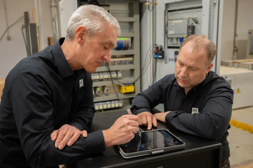 Mitarbeiter der Stamer Gruppe besprechen Vorgehensweise am Tablet