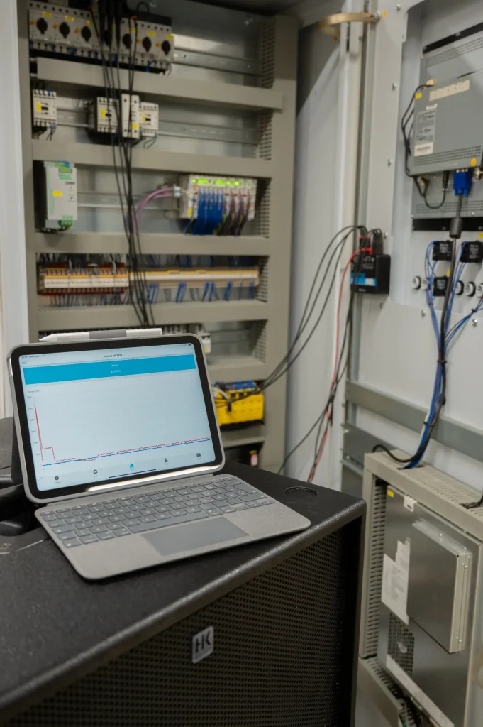 Digitale Anzeige am Laptop der Messwerte der verbrauchten Energie