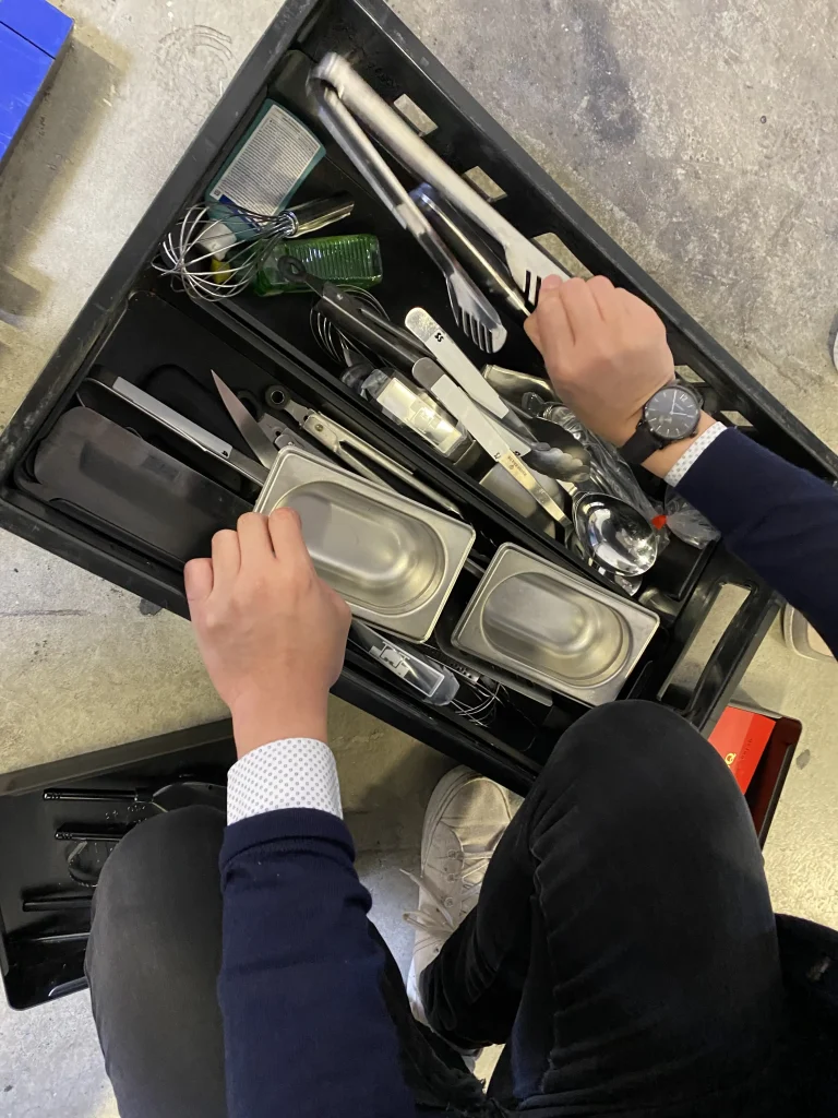 Besteckkasten mit den zu erfassenden Items